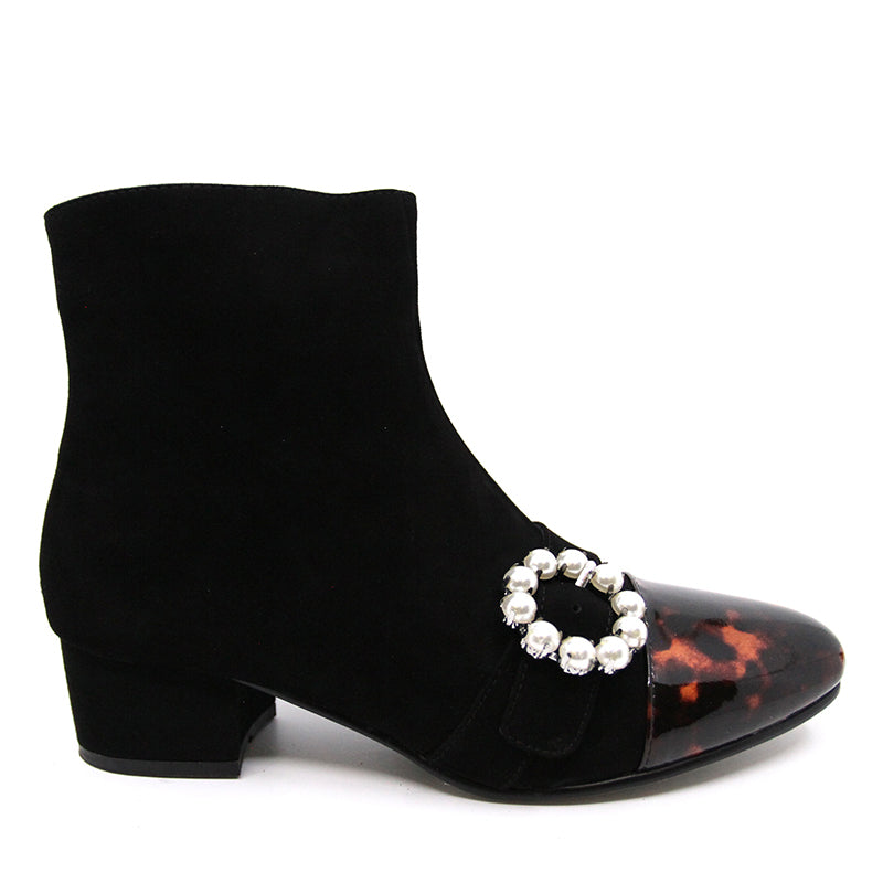 Black / US WOMEN 8 / US MEN 7 / AU LADIES 8 / AU MEN 6 / EU 39 / UK 6